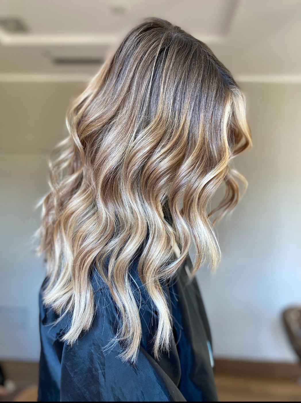 Degradè biondo su capelli medi con onde morbide e sfumature luminose