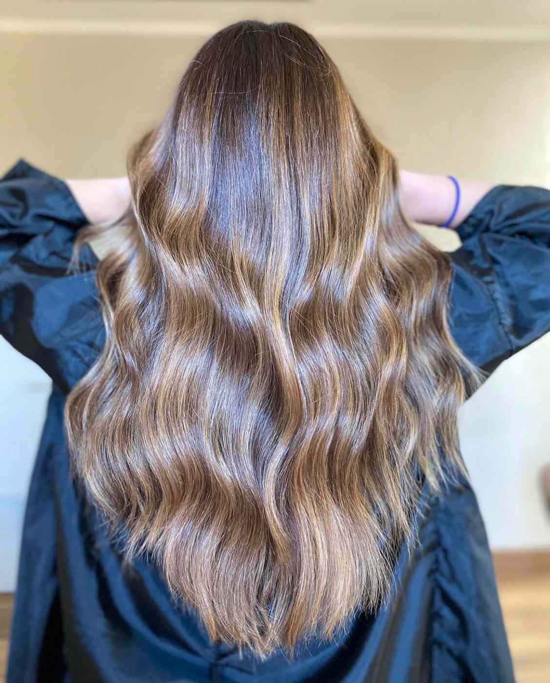 Tecnica degradè su capelli lunghi con balayage biondo e onde morbide