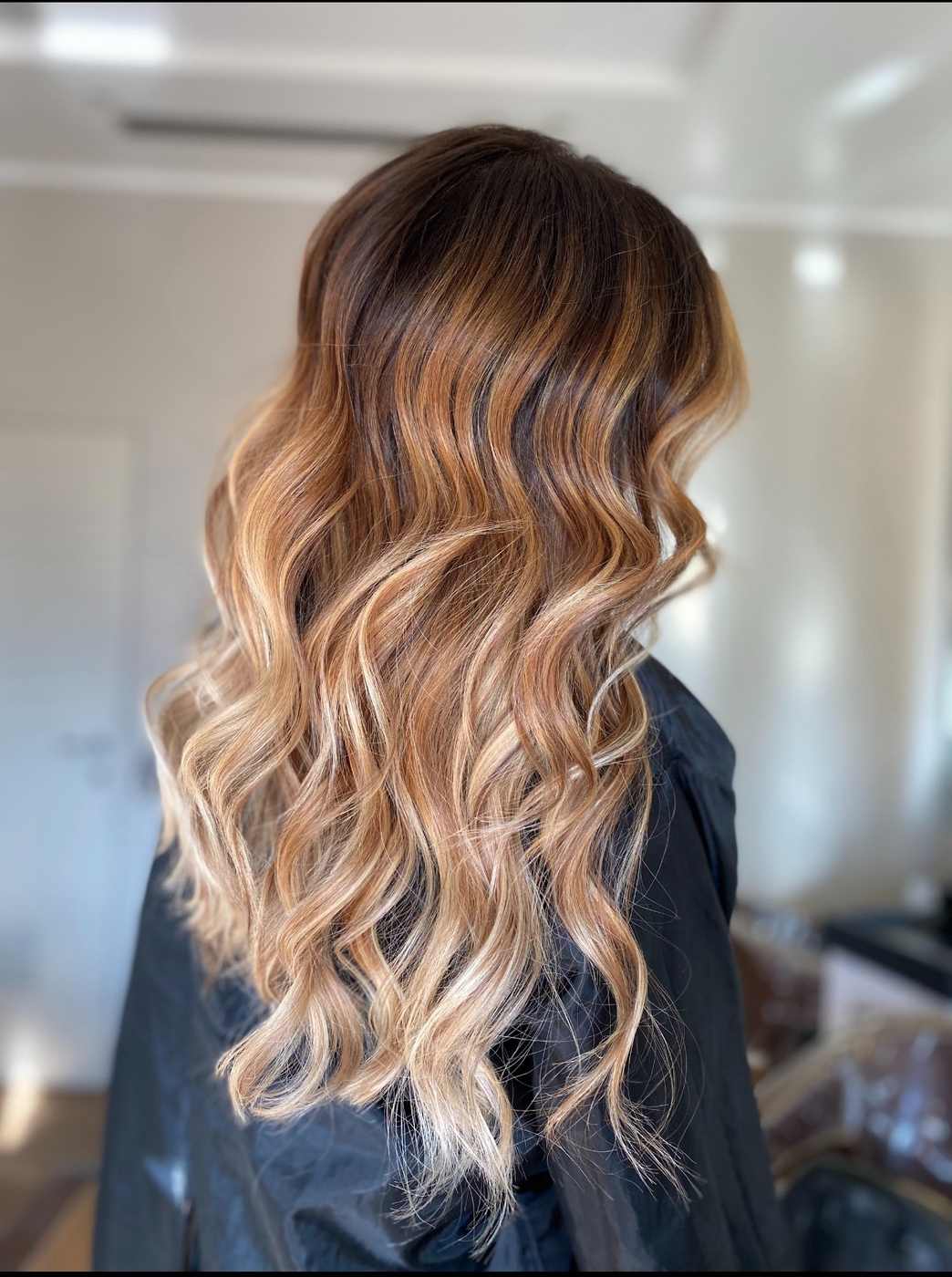 Degradè naturale su capelli castani con schiariture color miele