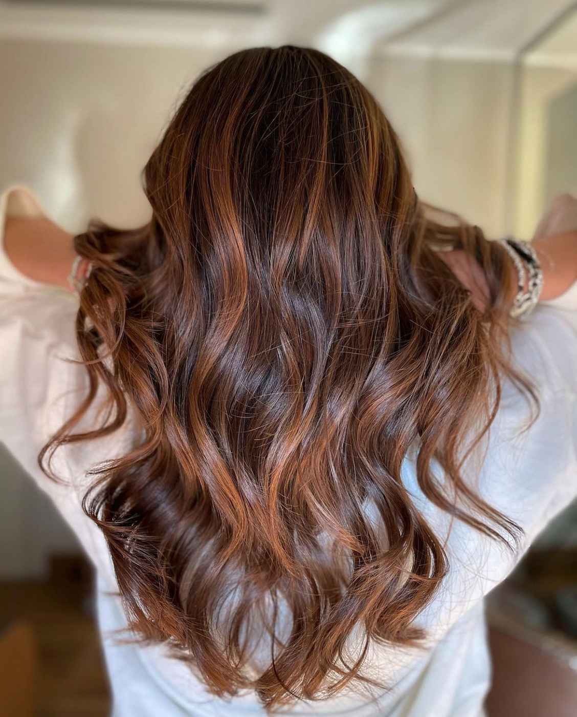 Capelli lisci con degradè castano chiaro e sfumatura naturale sulle lunghezze