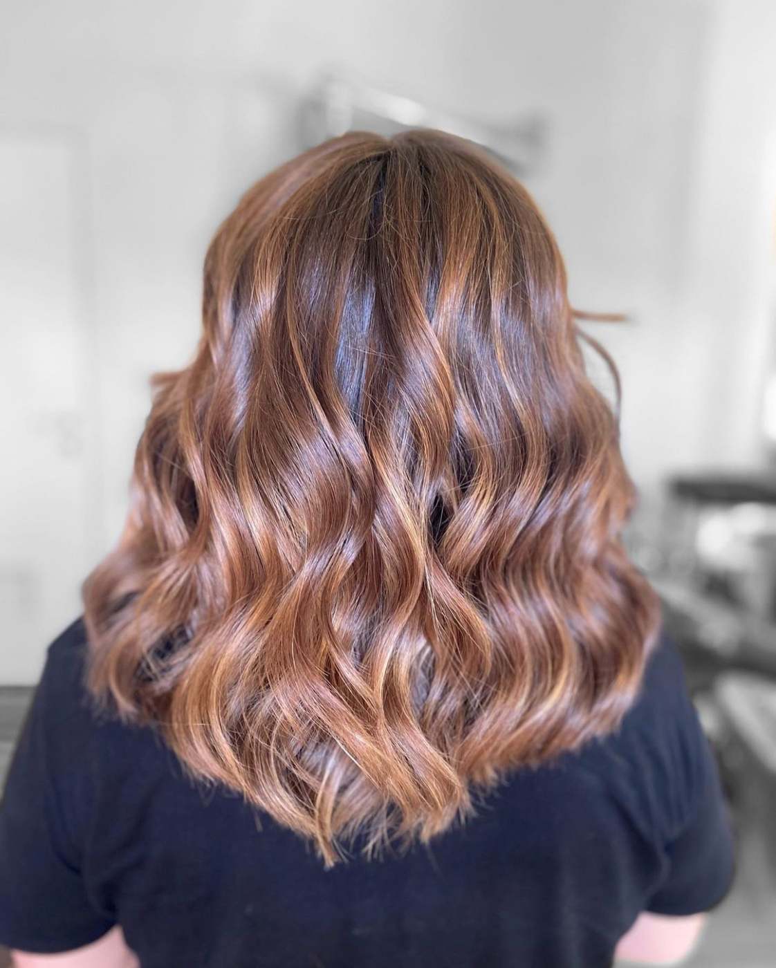 Degradè miele su capelli lunghi con styling mosso naturale