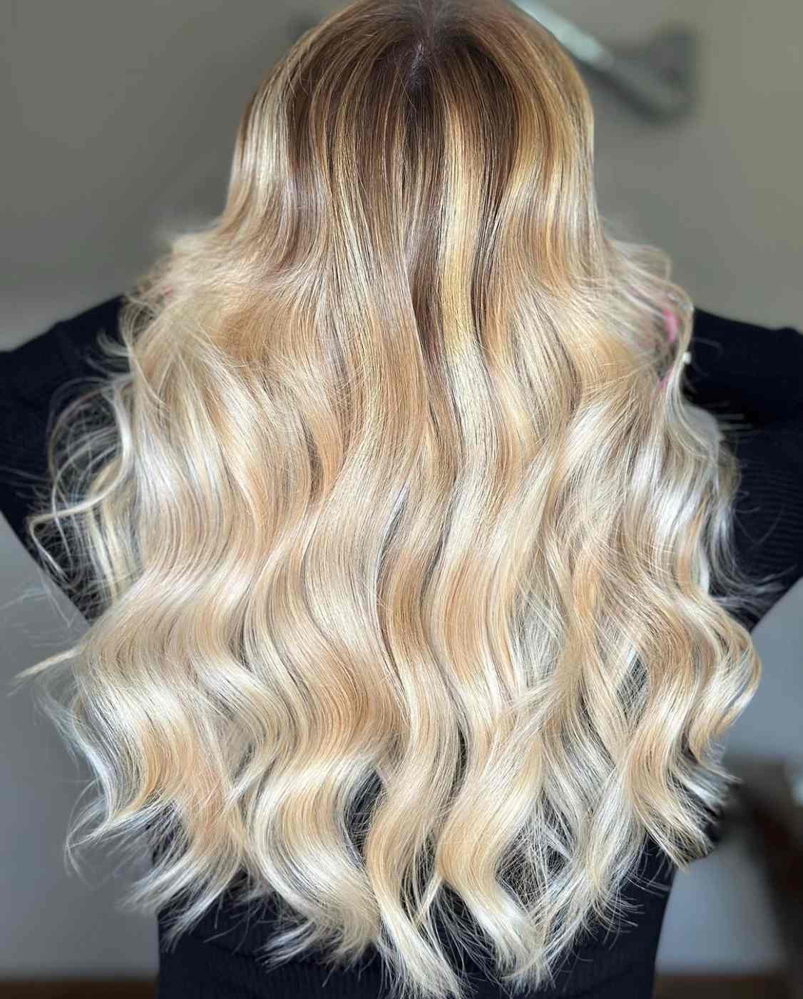 Degradè biondo beige con effetto naturale e capelli mossi