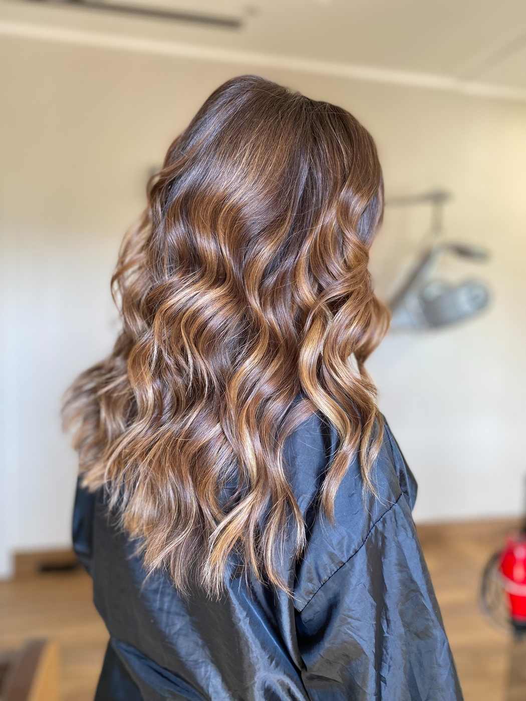 Degradè caramello su capelli castani con riflessi caldi