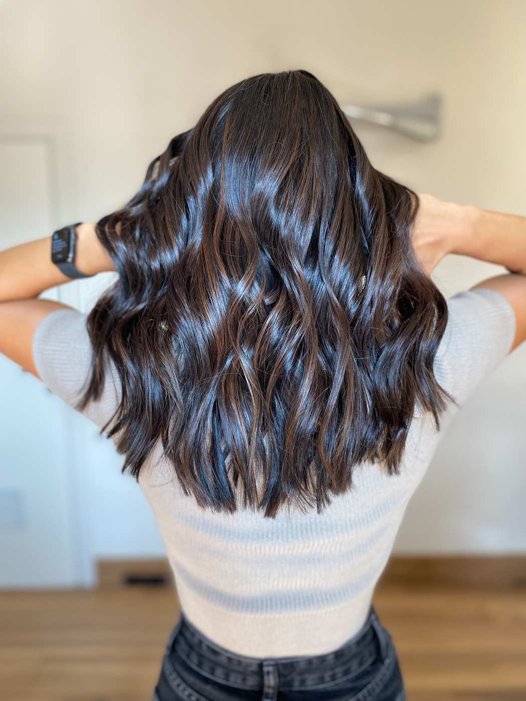 Degradè nocciola su capelli lunghi con sfumature naturali