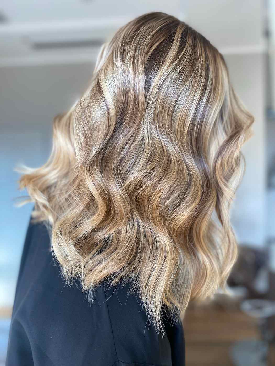 Degradè cioccolato su capelli scuri con riflessi brillanti