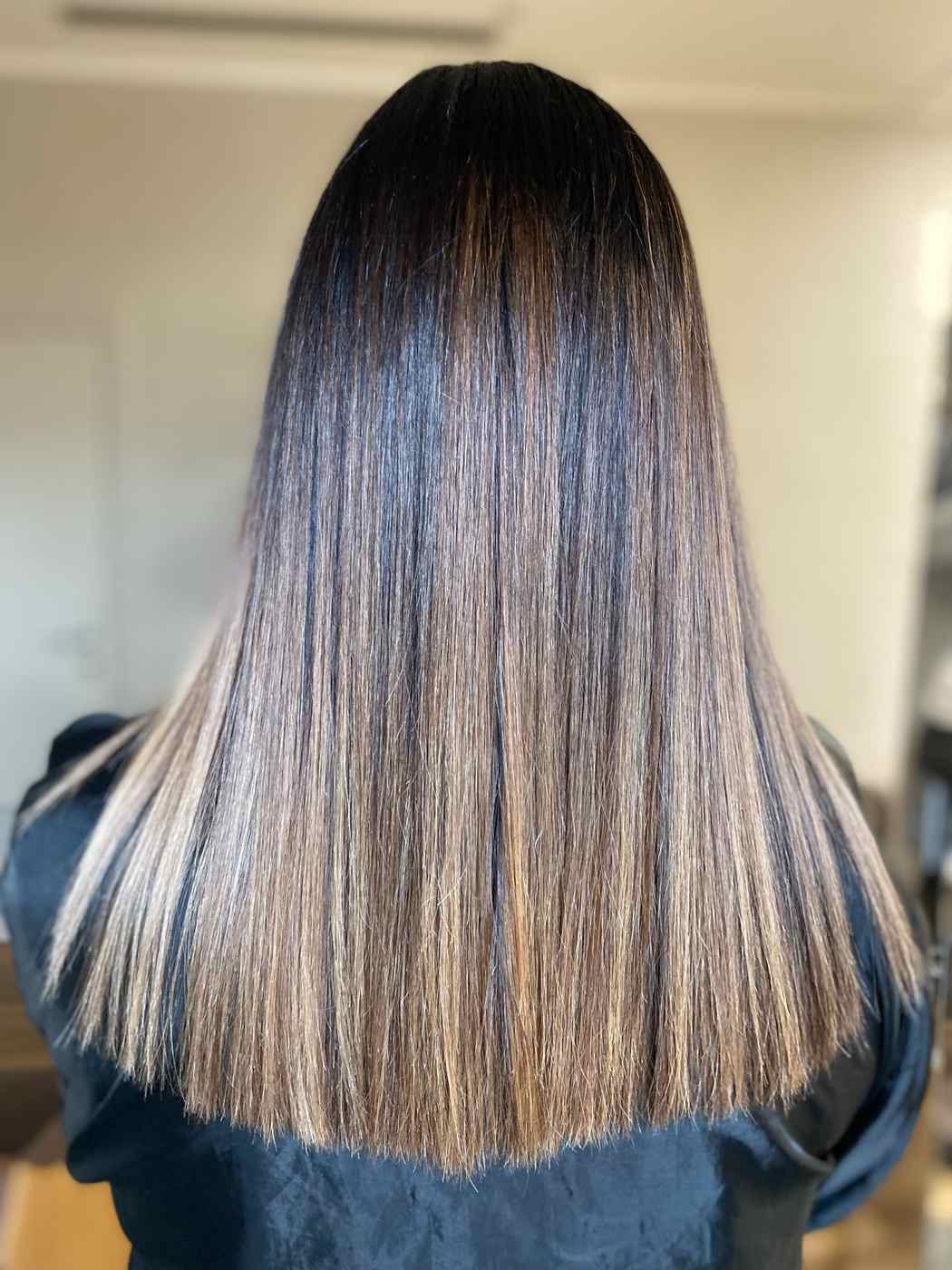 Degradè beige su capelli biondi con effetto elegante e naturale