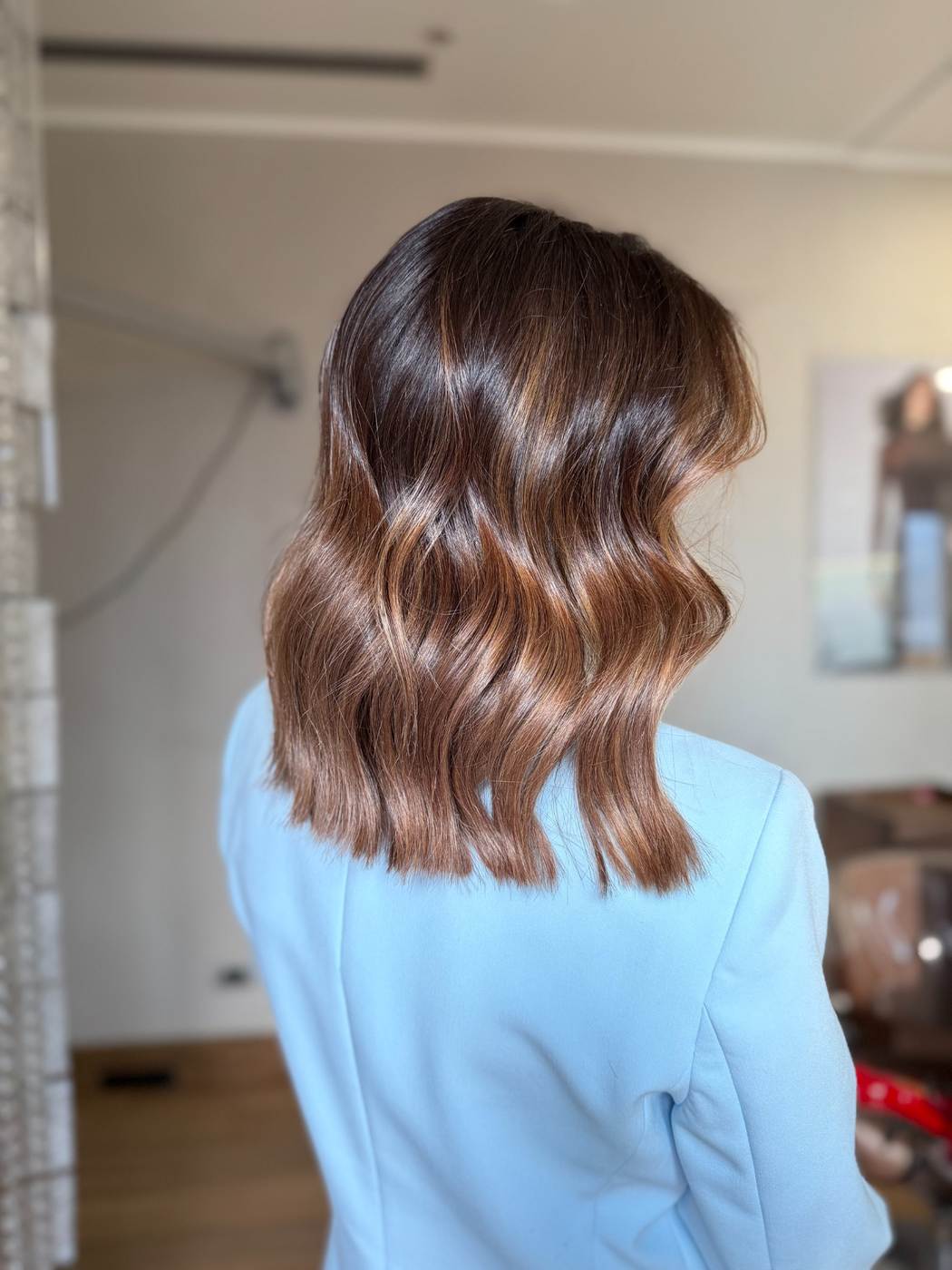 Degradè miele e biondo su capelli lunghi con piega voluminosa